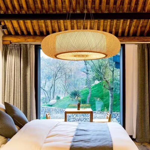 Suspension artisanale en bambou d'inspiration orientale