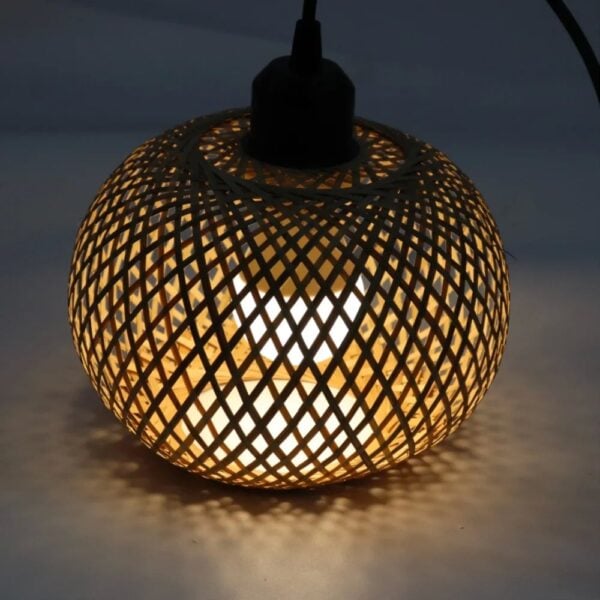 Suspension artisanale en bambou d'inspiration orientale