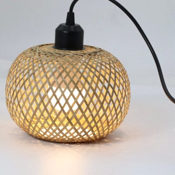 Suspension artisanale en bambou d'inspiration orientale