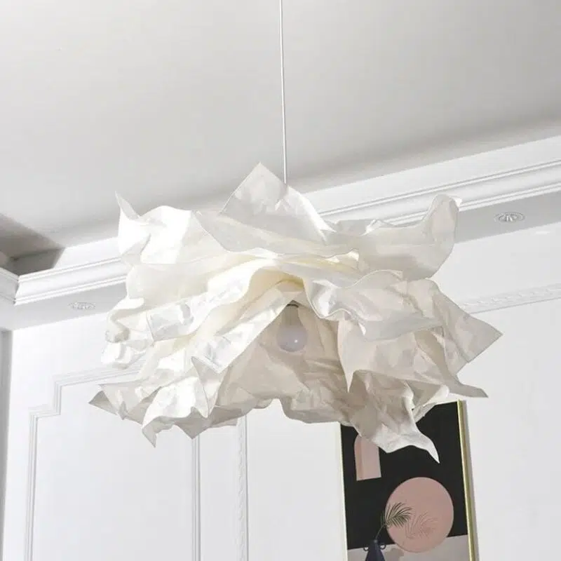 Suspension contemporaine aux courbes nuageuses