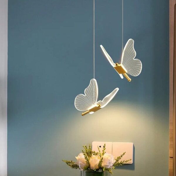 Suspension luminaire aux ailes sculptées