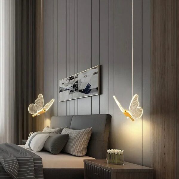 Suspension luminaire aux ailes sculptées