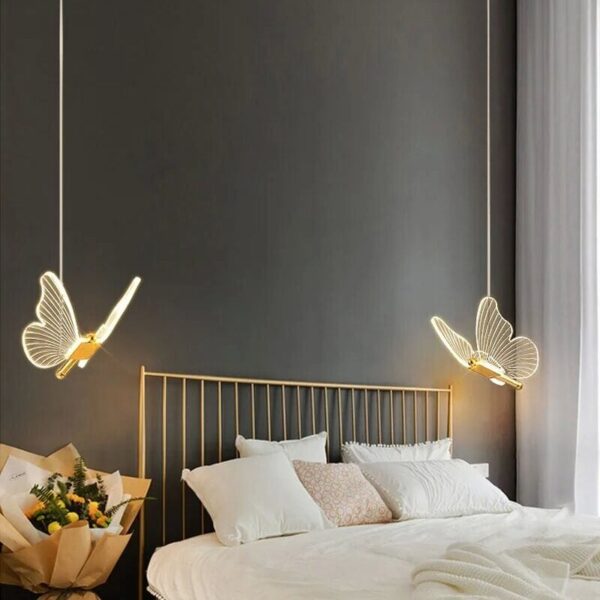 Suspension luminaire aux ailes sculptées
