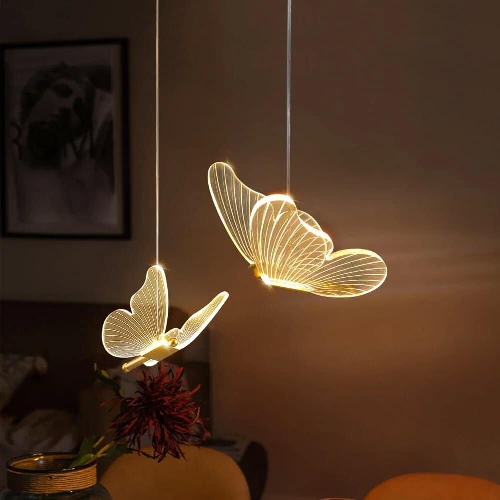 Suspension luminaire aux ailes sculptées
