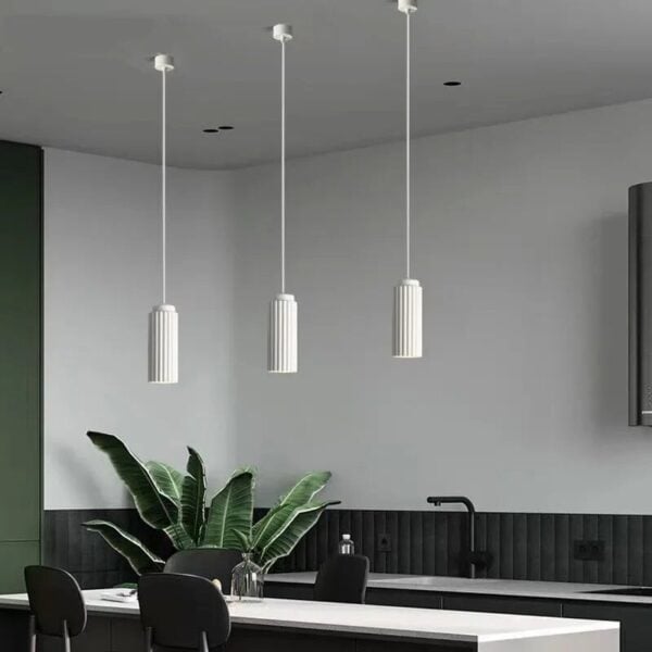 Scandinavische hanglamp met zuivere lijnen
