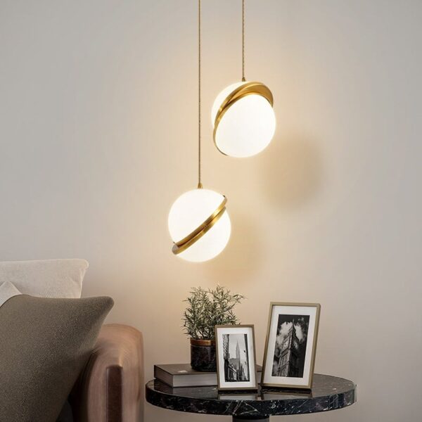 Bolvormige hanglamp in wit en goud