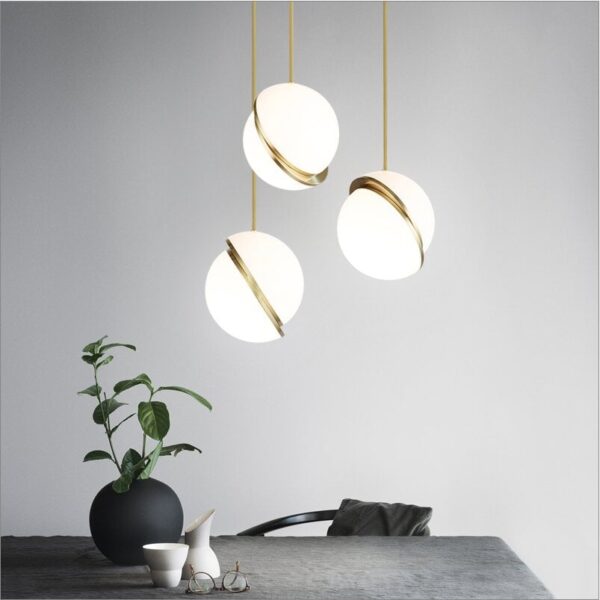 Suspension luminaire sphérique en blanc et or