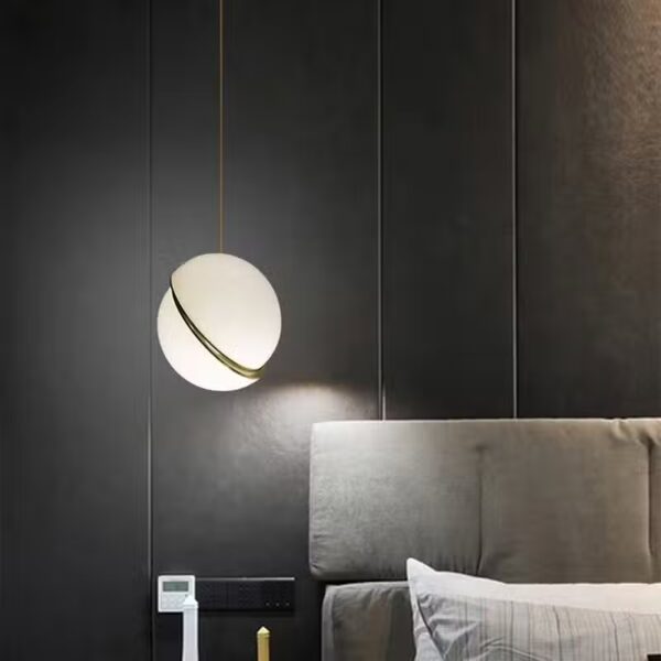 Bolvormige hanglamp in wit en goud