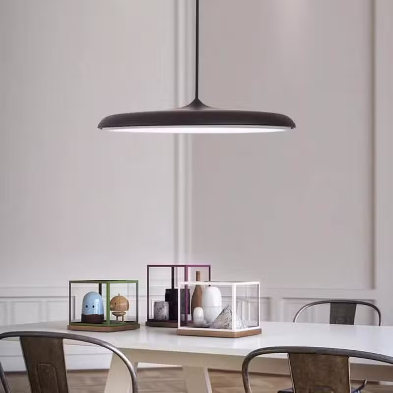 Suspension contemporaine en métal raffiné