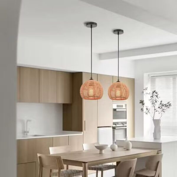 Handgemaakte hanglamp van natuurlijk touw met metalen structuur
