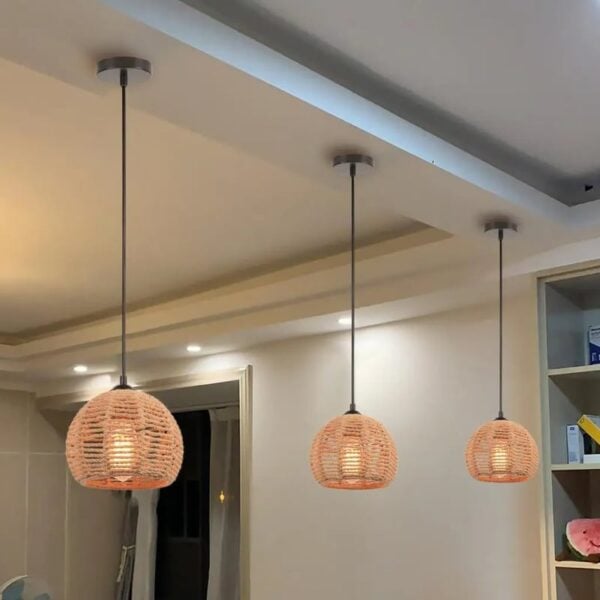 Handgemaakte hanglamp van natuurlijk touw met metalen structuur