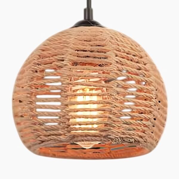 Handgemaakte hanglamp van natuurlijk touw met metalen structuur
