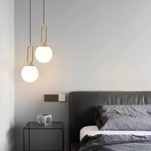 Suspension contemporaine en verre blanc et métal précieux