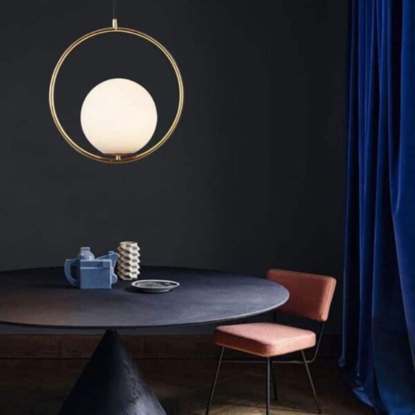 Suspension contemporaine en verre et métal précieux