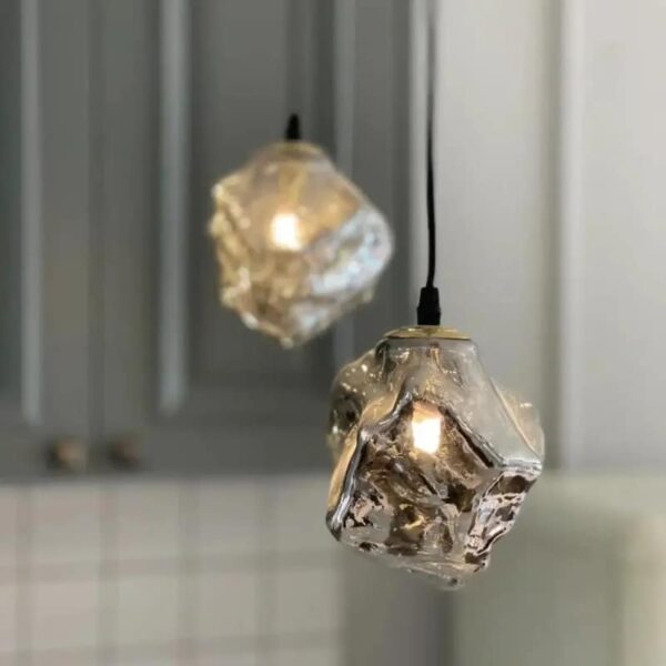 Eigentijdse hanglamp van grijs glas met minerale textuur