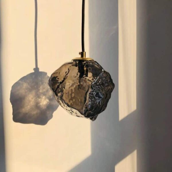 Suspension contemporaine en verre gris texture minérale
