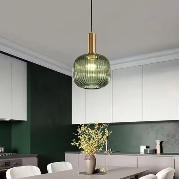 Suspension contemporaine en verre vert et finition laiton brossé
