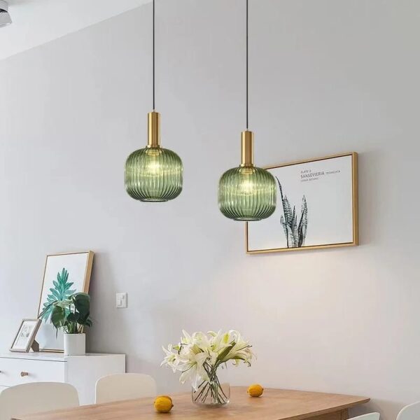 Eigentijdse hanglamp van groen glas en geborsteld messing