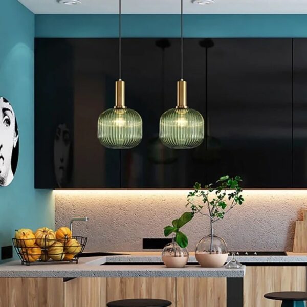 Eigentijdse hanglamp van groen glas en geborsteld messing