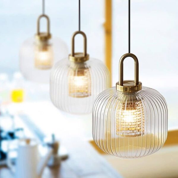 Suspension cylindrique en verre au design intemporel