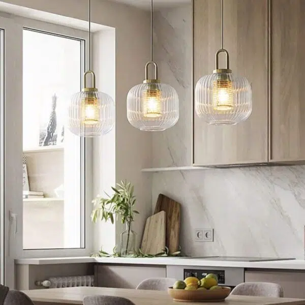 Suspension cylindrique en verre au design intemporel