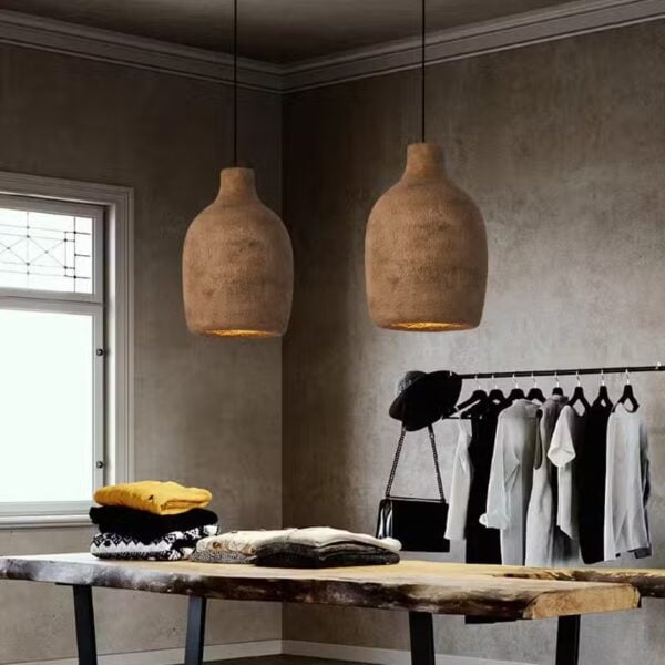 Gestroomlijnde hanglamp in bruin natuurhars