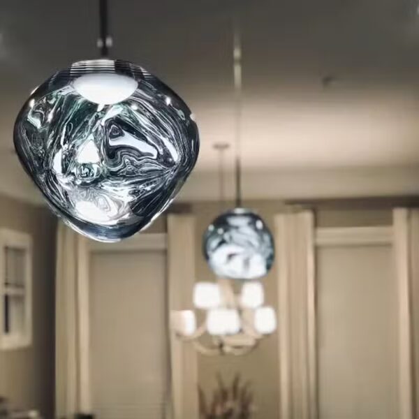 Asymmetrische pendelarmatuur met vloeiende rondingen