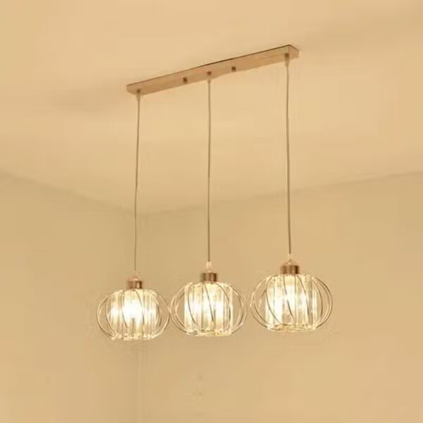 Eigentijdse hanglamp in satijn gouden afwerking
