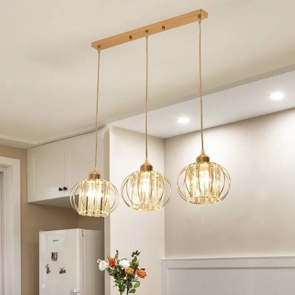 Eigentijdse hanglamp in satijn gouden afwerking