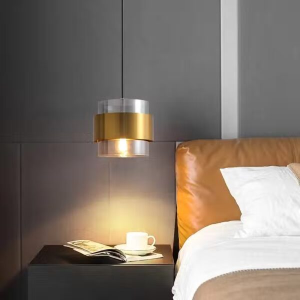 Suspension lumineuse cylindrique en verre et finition cuivrée