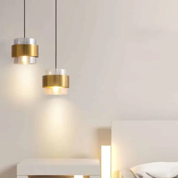 Suspension lumineuse cylindrique en verre et finition cuivrée