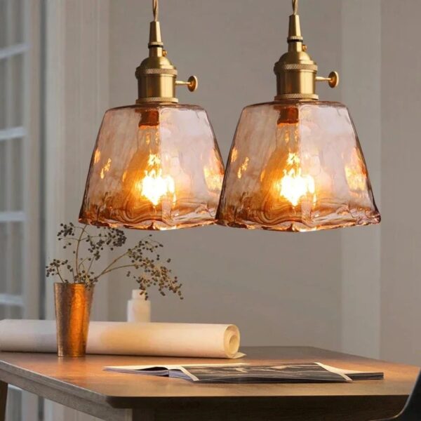 Suspension lumineuse en verre au design intemporel