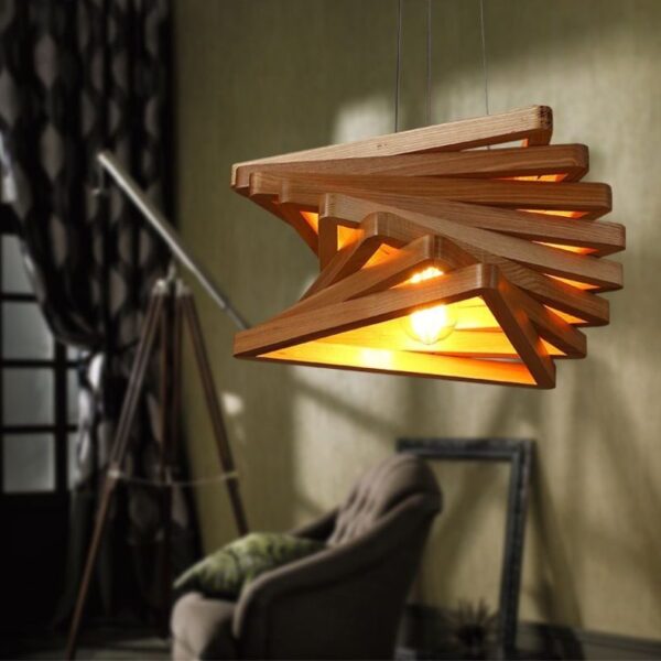 Suspension triangulaire LED en bois naturel