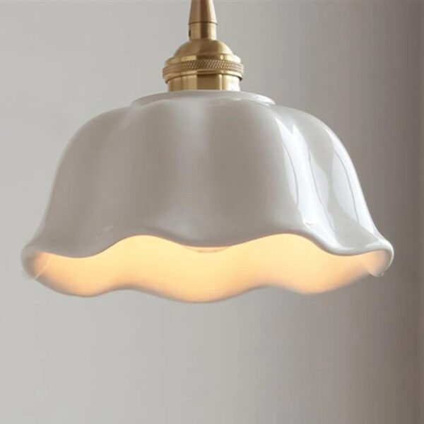 Handgemaakte hanglamp van keramiek met koperen afwerking