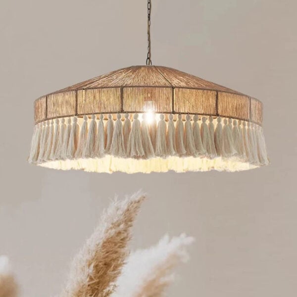 Handgemaakte hanglamp van rotan met delicate versiering