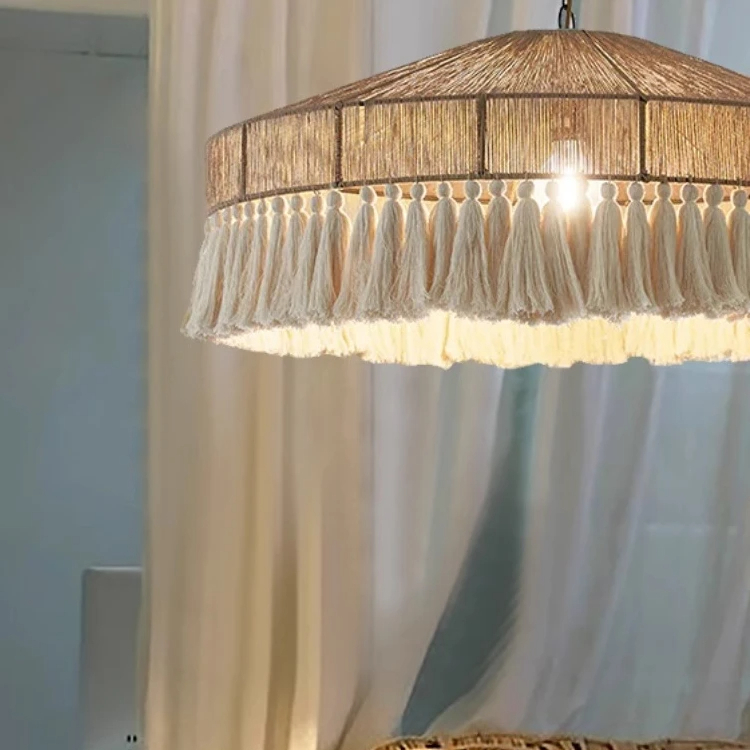 Suspension artisanale en rotin avec ornements délicats