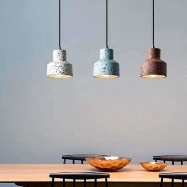 Suspension artisanale en terrazzo aux lignes épurées