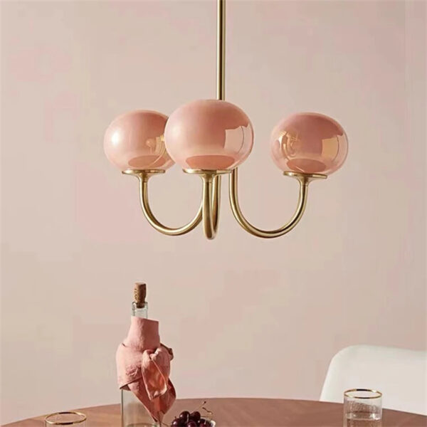 Eigentijdse hanglamp met drie bollen in roze getint glas