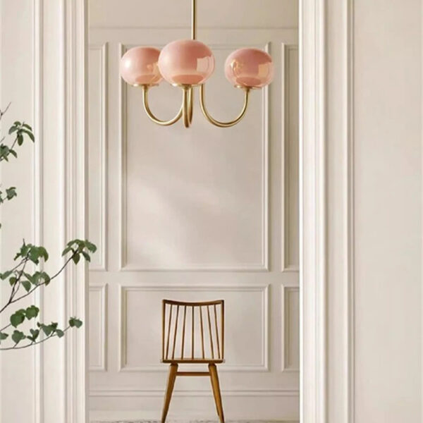 Eigentijdse hanglamp met drie bollen in roze getint glas