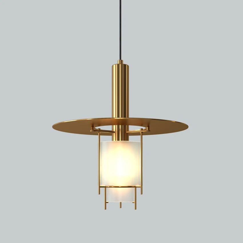 Suspension contemporaine aux finitions dorées raffinées
