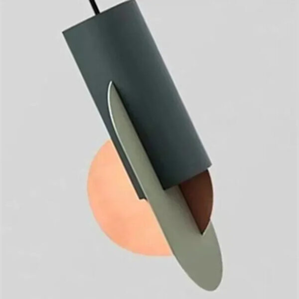 Suspension contemporaine aux lignes épurées en métal