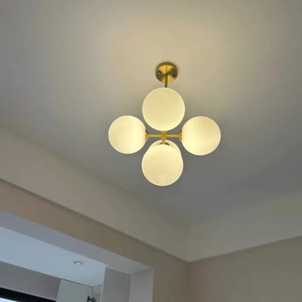 Eigentijdse hanglamp met mineraalkristallen bollen