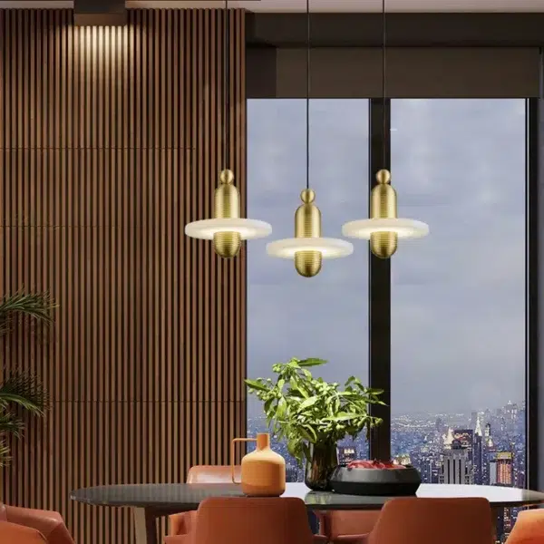 Eigentijdse hanglamp in marmer en gouden afwerking