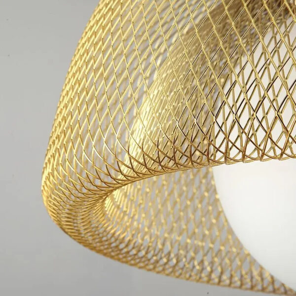 Suspension design en acier doré avec motif ajouré contemporain