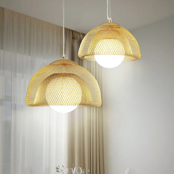 Design hanglamp in verguld staal met hedendaags opengewerkt patroon