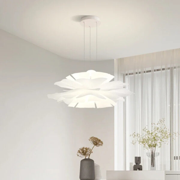 Witte gebloemde hanglamp in een strak eigentijds ontwerp