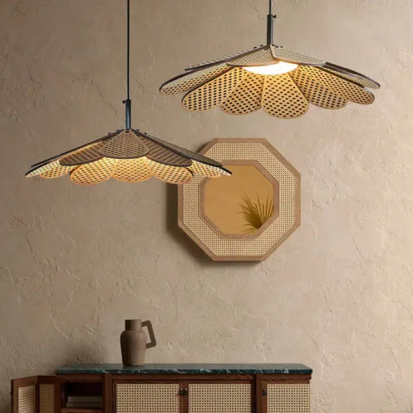 Suspension florale sculptée en bois naturel