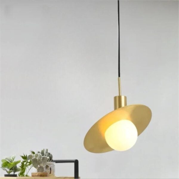 Suspension LED annulaire dorée d'inspiration céleste
