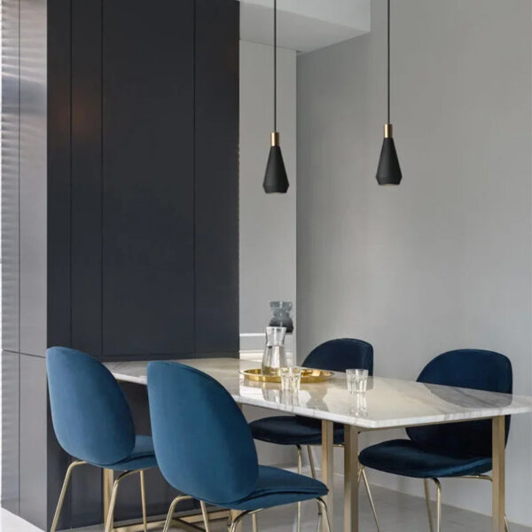 Metalen hanglamp met zuivere lijnen