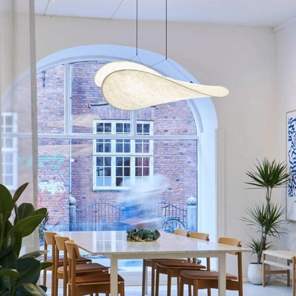 Verfijnde zijden hanglamp met eigentijdse lijnen